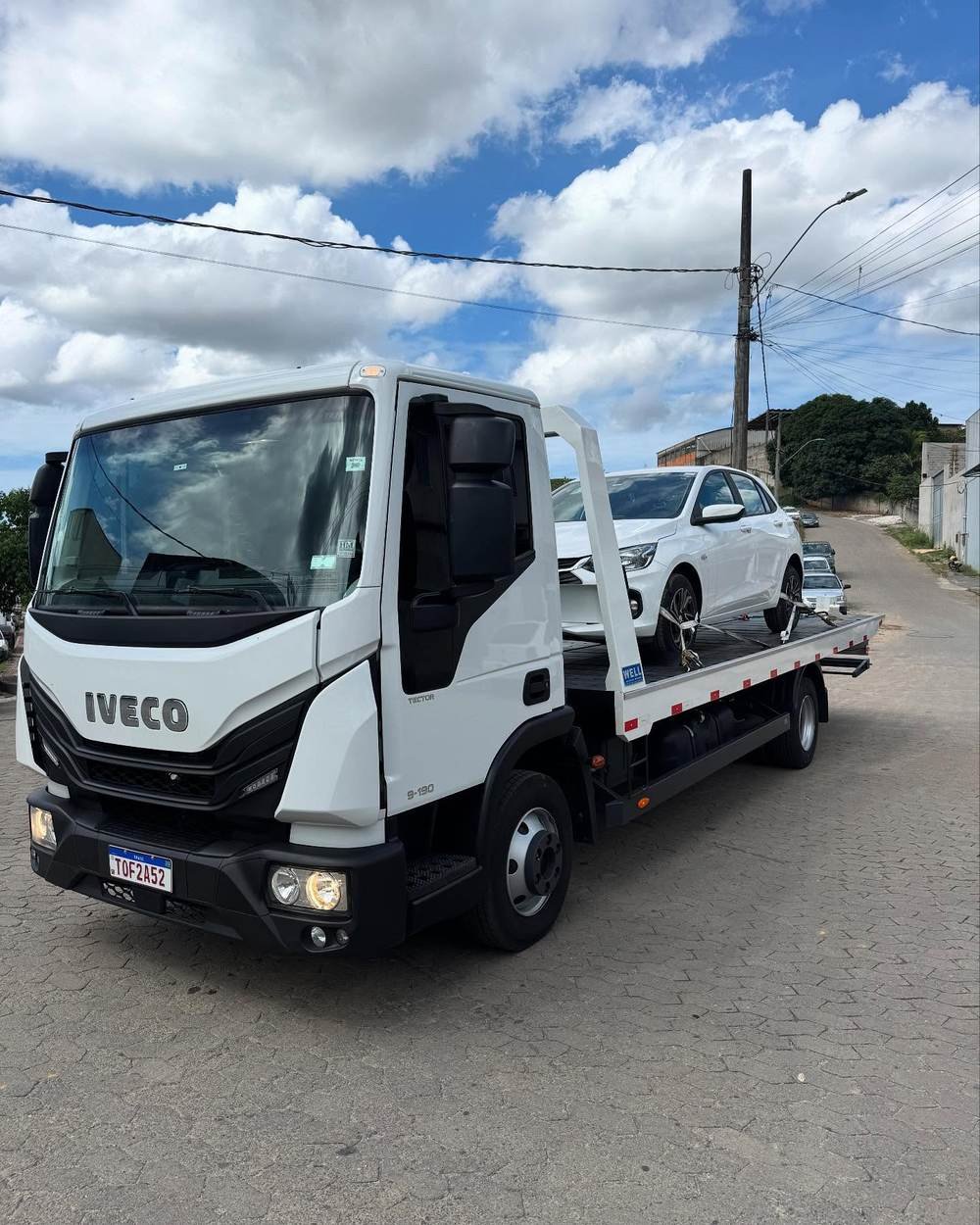 Guincho plataforma transportando veículo